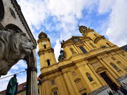 Odeonsplatz y Theatinerkirche