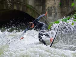Haciendo surf en el Englischer Garten
